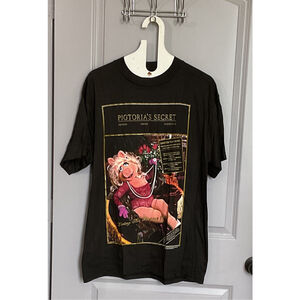 Women's Turtle Bay Miss Piggy Pigtoria's Secret Short Sleeve Tee L Black Gold